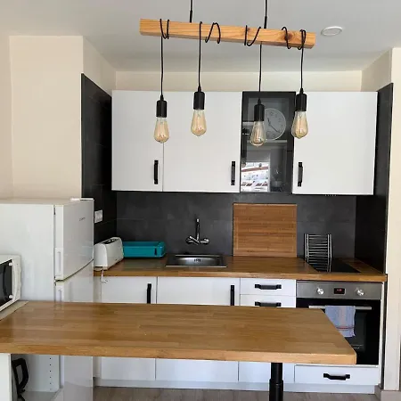 Centrally Located M, Bright And Sunny With Terrace And Pool Views