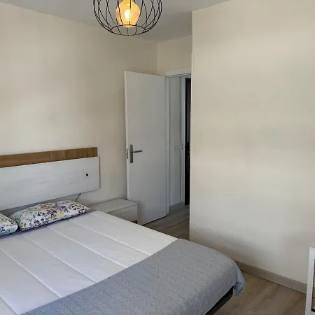 Apartament Centrally Located M, Bright And Sunny With Terrace And Pool Views