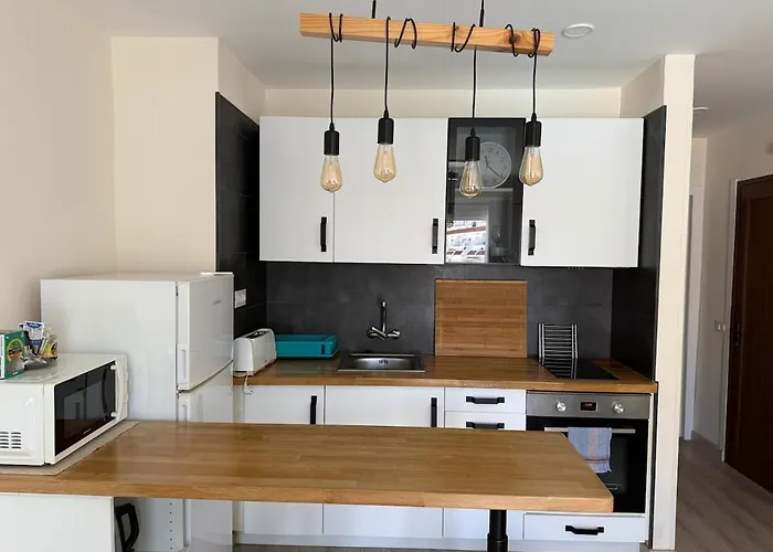 Centrally Located M, Bright And Sunny With Terrace And Pool Views